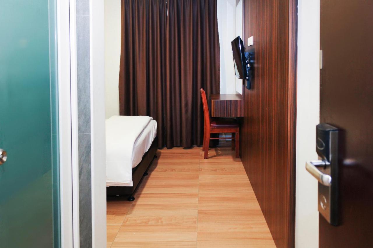 Oyo 90027 Happy Hotel Johor Bahru Exterior photo