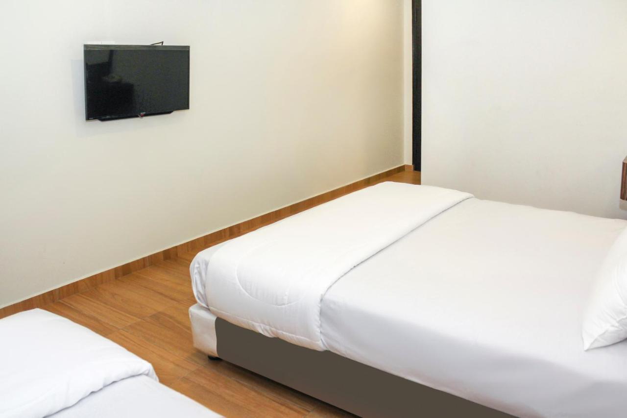 Oyo 90027 Happy Hotel Johor Bahru Exterior photo